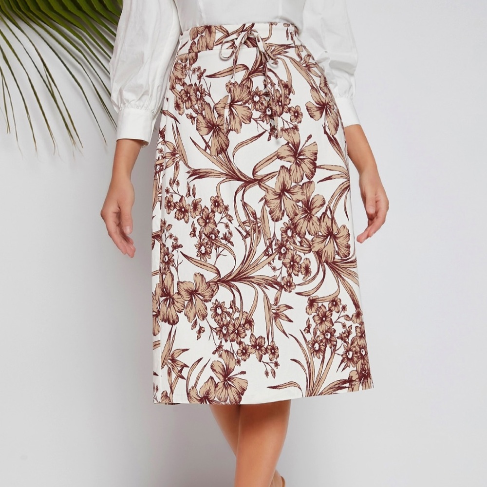 $7 GORGEOUS SKIRT. NEW WITHOUT TAGS. SIZE MED. $7 IF BUNDLED